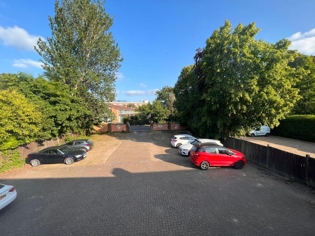 All Seasons Gatwick Guest House & Parking 홀리 외부 사진