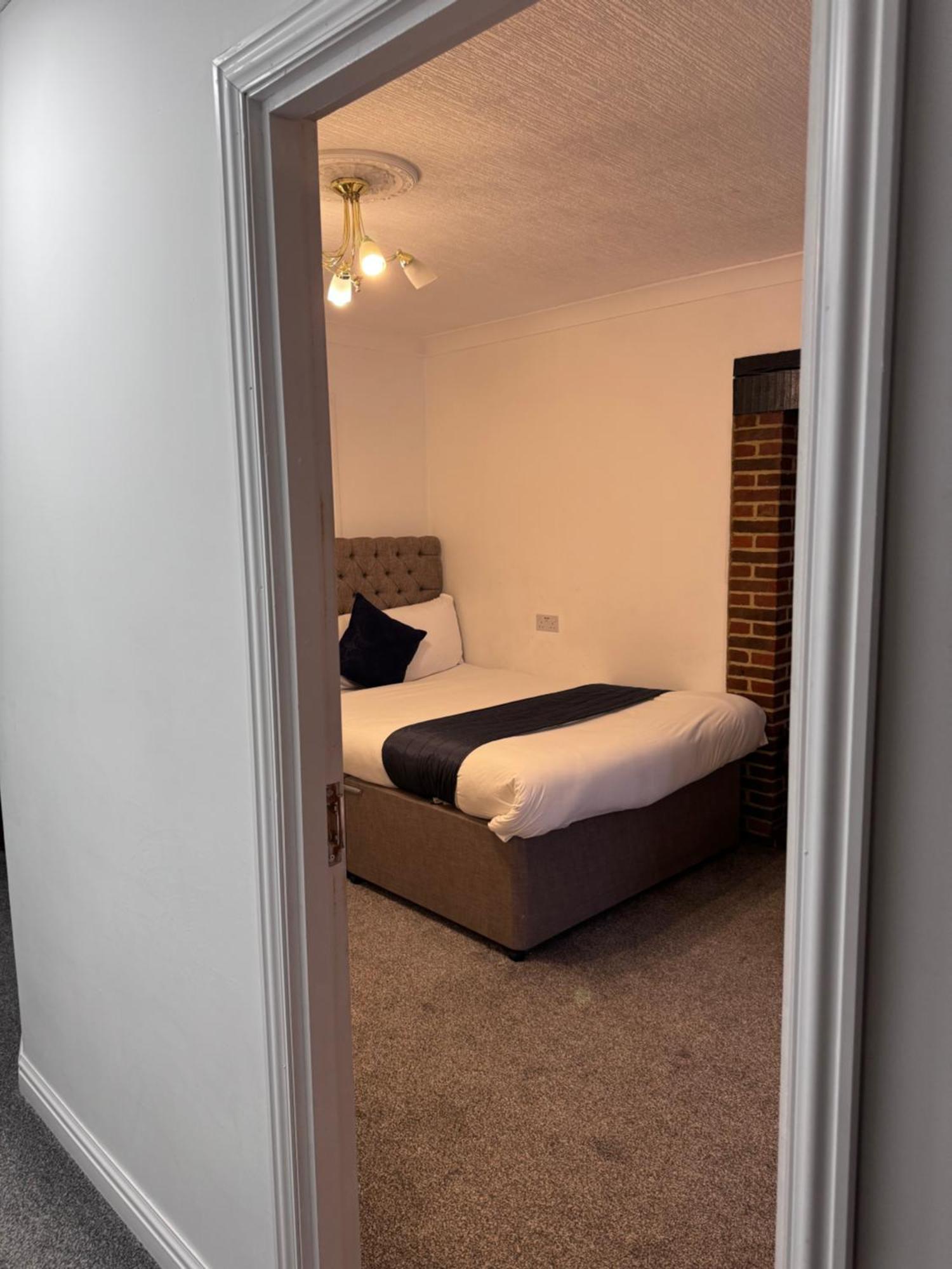 All Seasons Gatwick Guest House & Parking 홀리 외부 사진