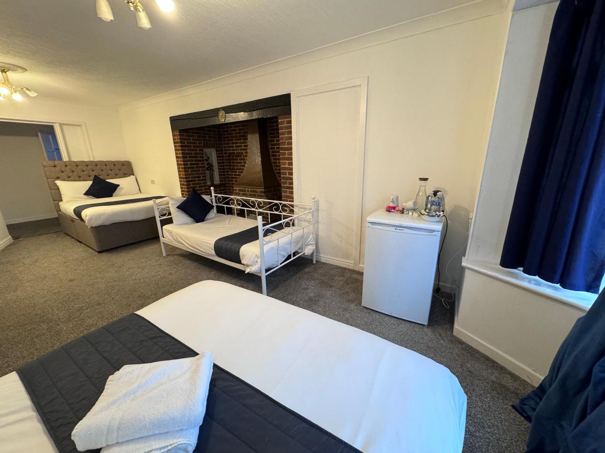 All Seasons Gatwick Guest House & Parking 홀리 외부 사진