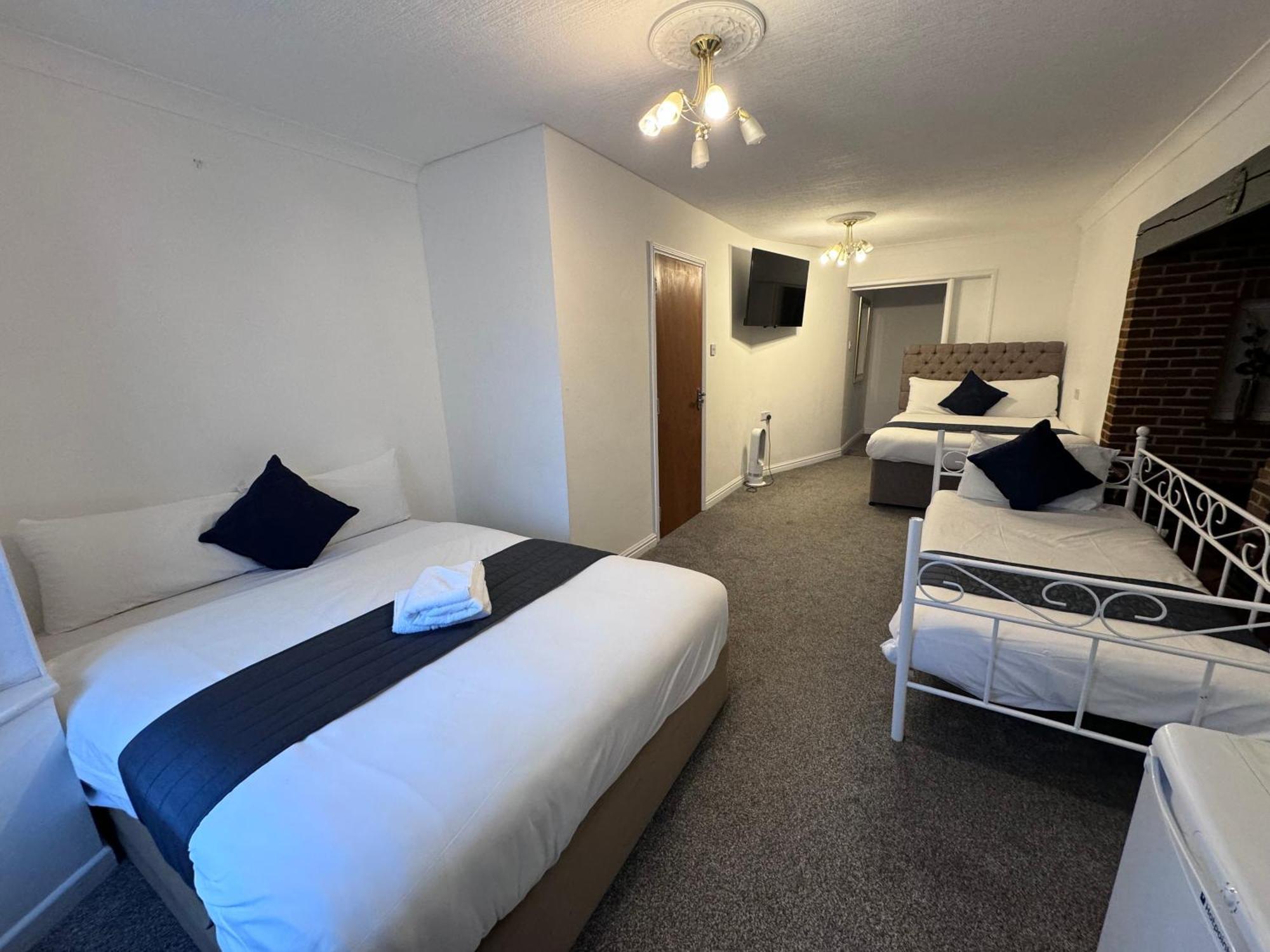 All Seasons Gatwick Guest House & Parking 홀리 외부 사진