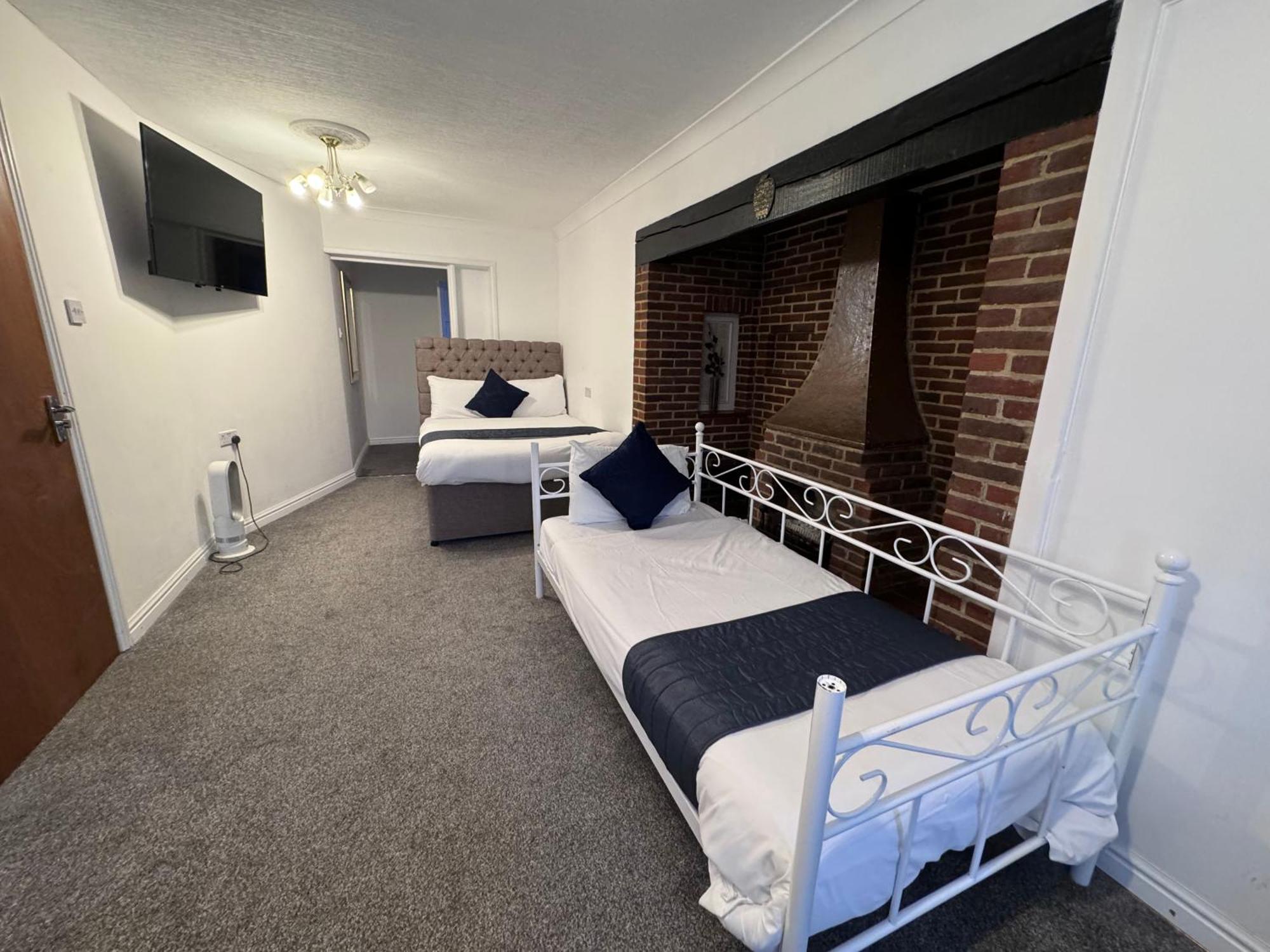 All Seasons Gatwick Guest House & Parking 홀리 외부 사진