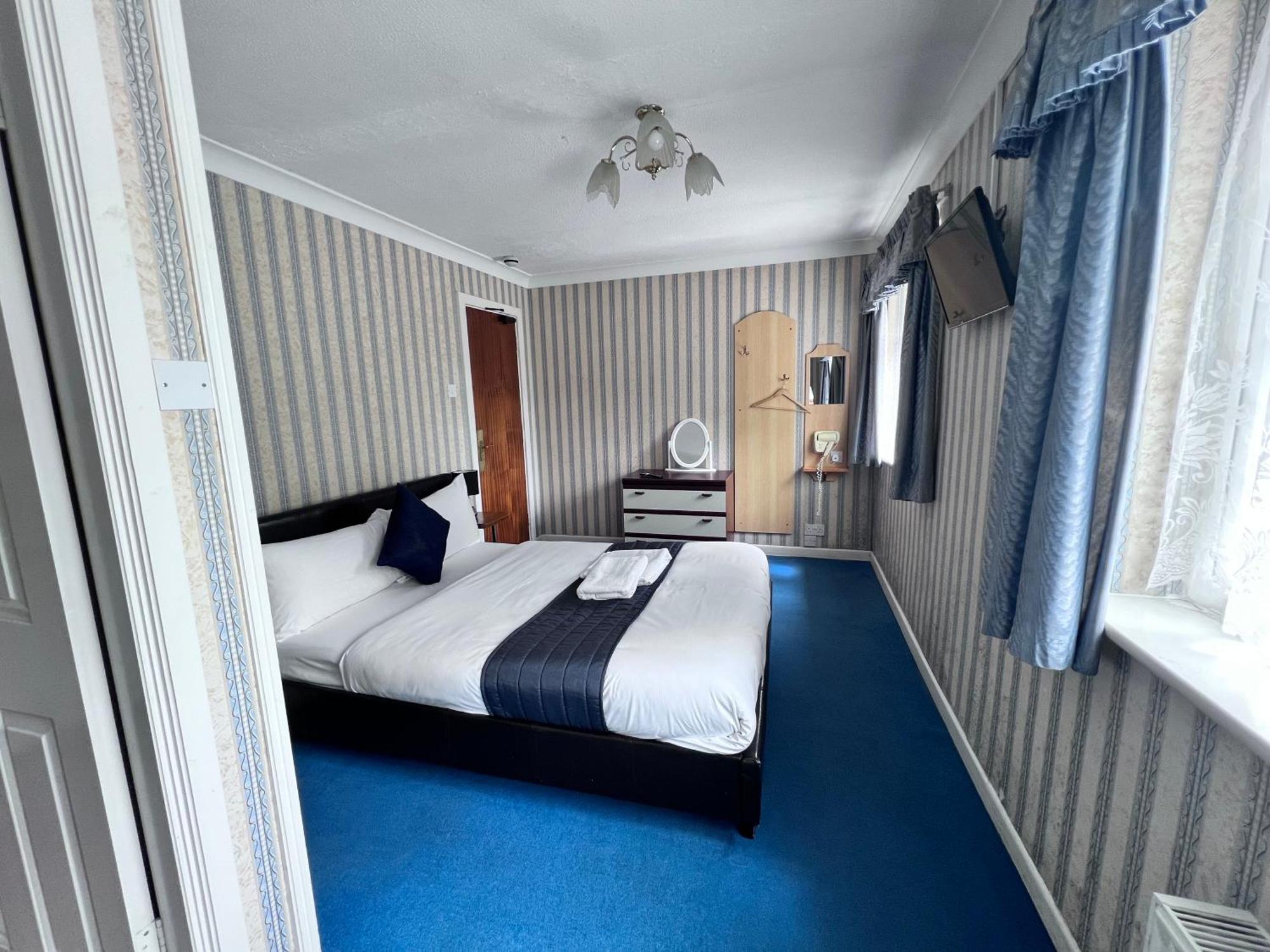 All Seasons Gatwick Guest House & Parking 홀리 외부 사진