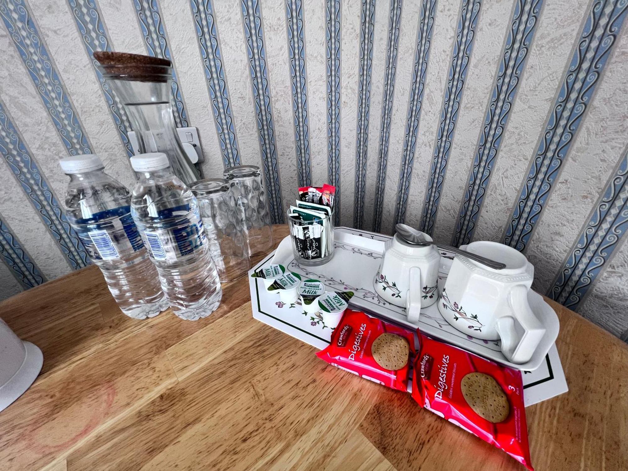All Seasons Gatwick Guest House & Parking 홀리 외부 사진