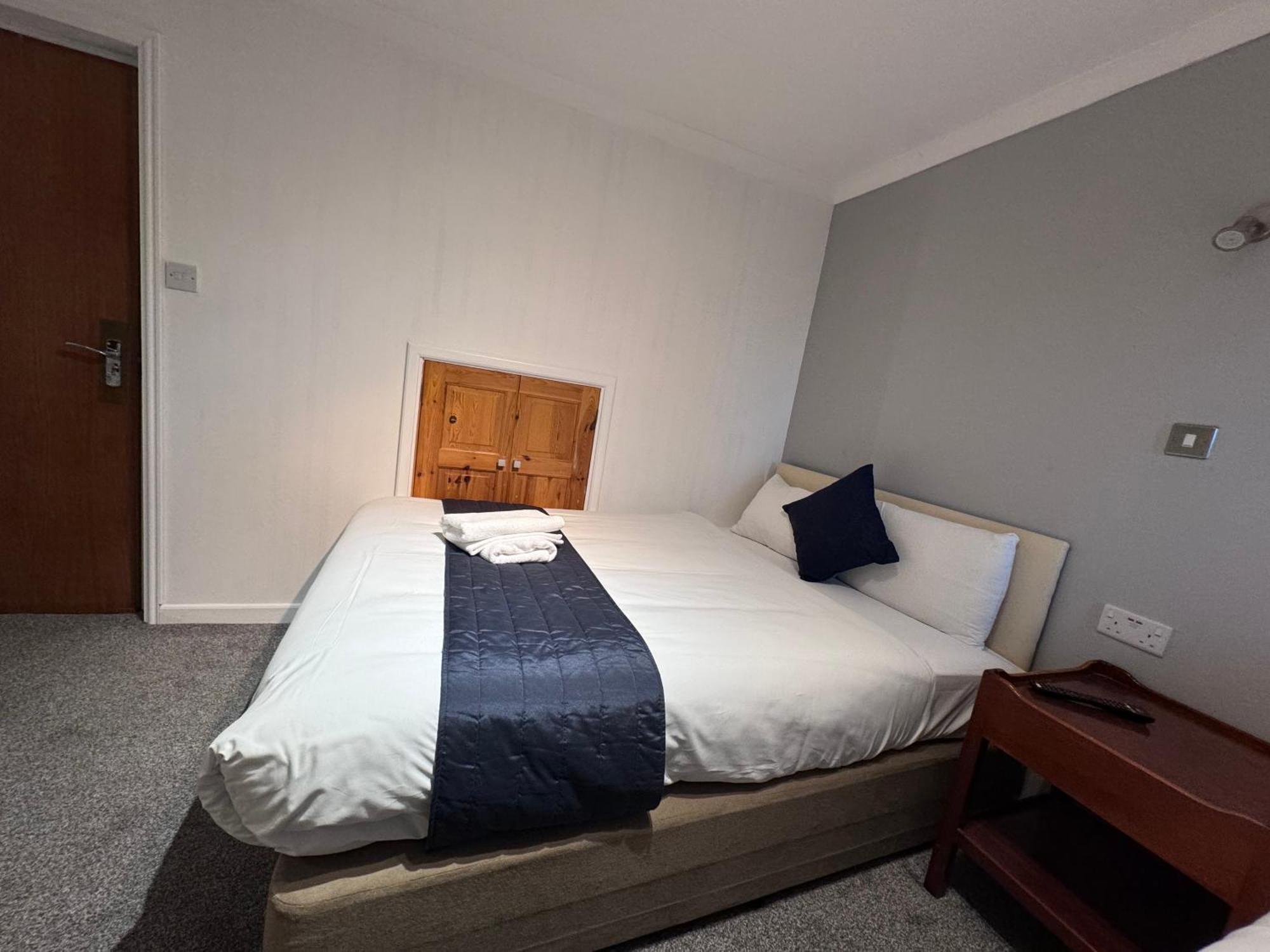 All Seasons Gatwick Guest House & Parking 홀리 외부 사진
