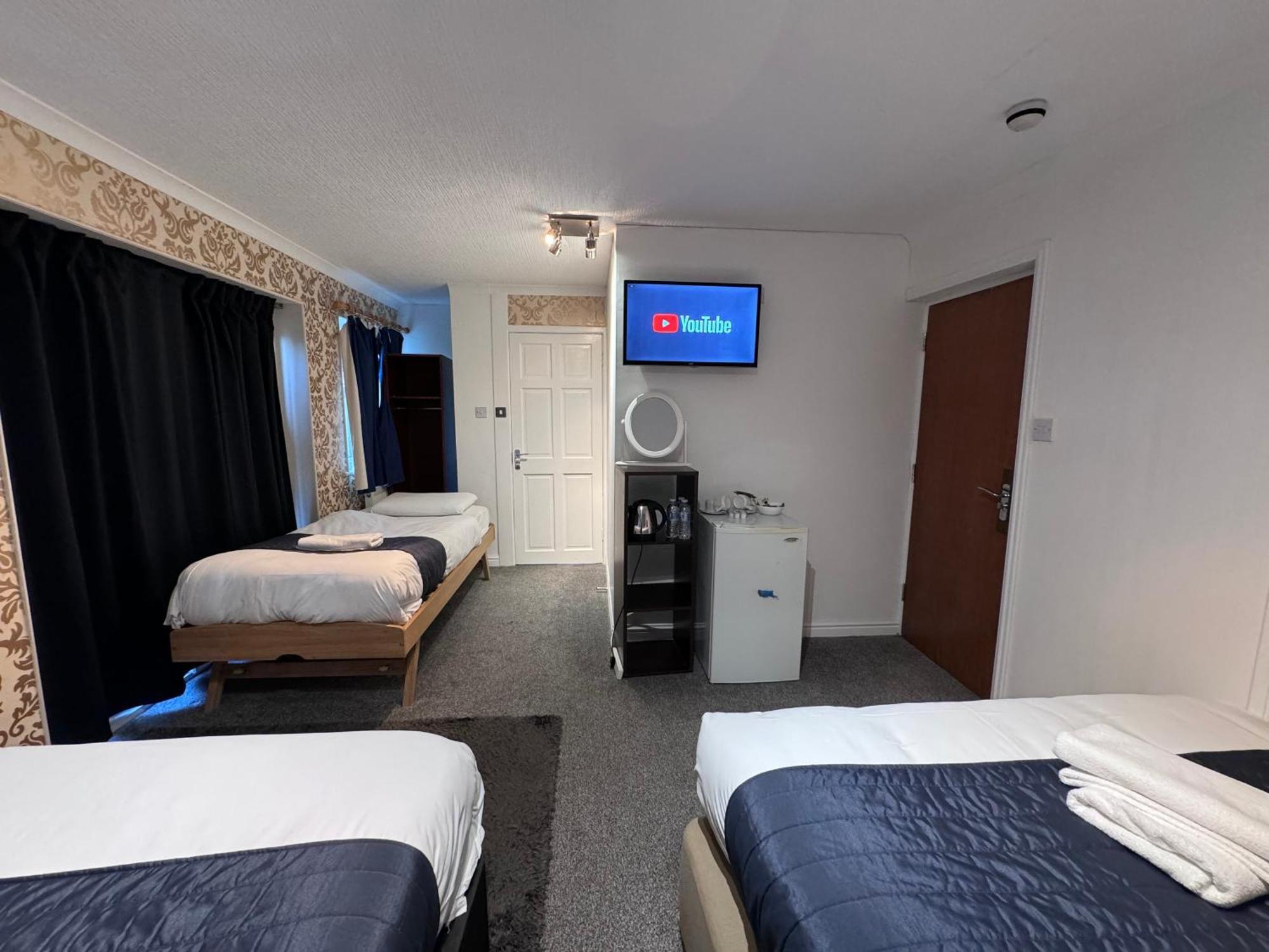 All Seasons Gatwick Guest House & Parking 홀리 외부 사진