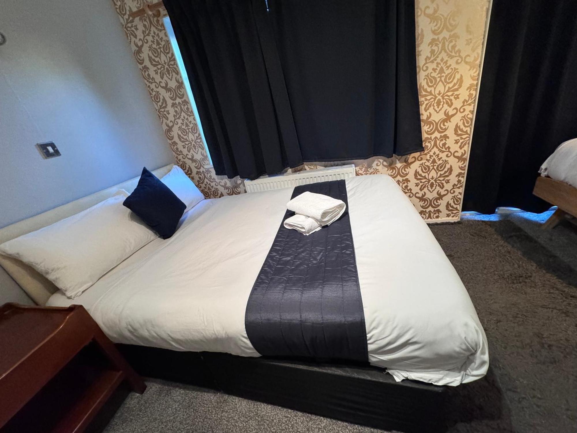 All Seasons Gatwick Guest House & Parking 홀리 외부 사진