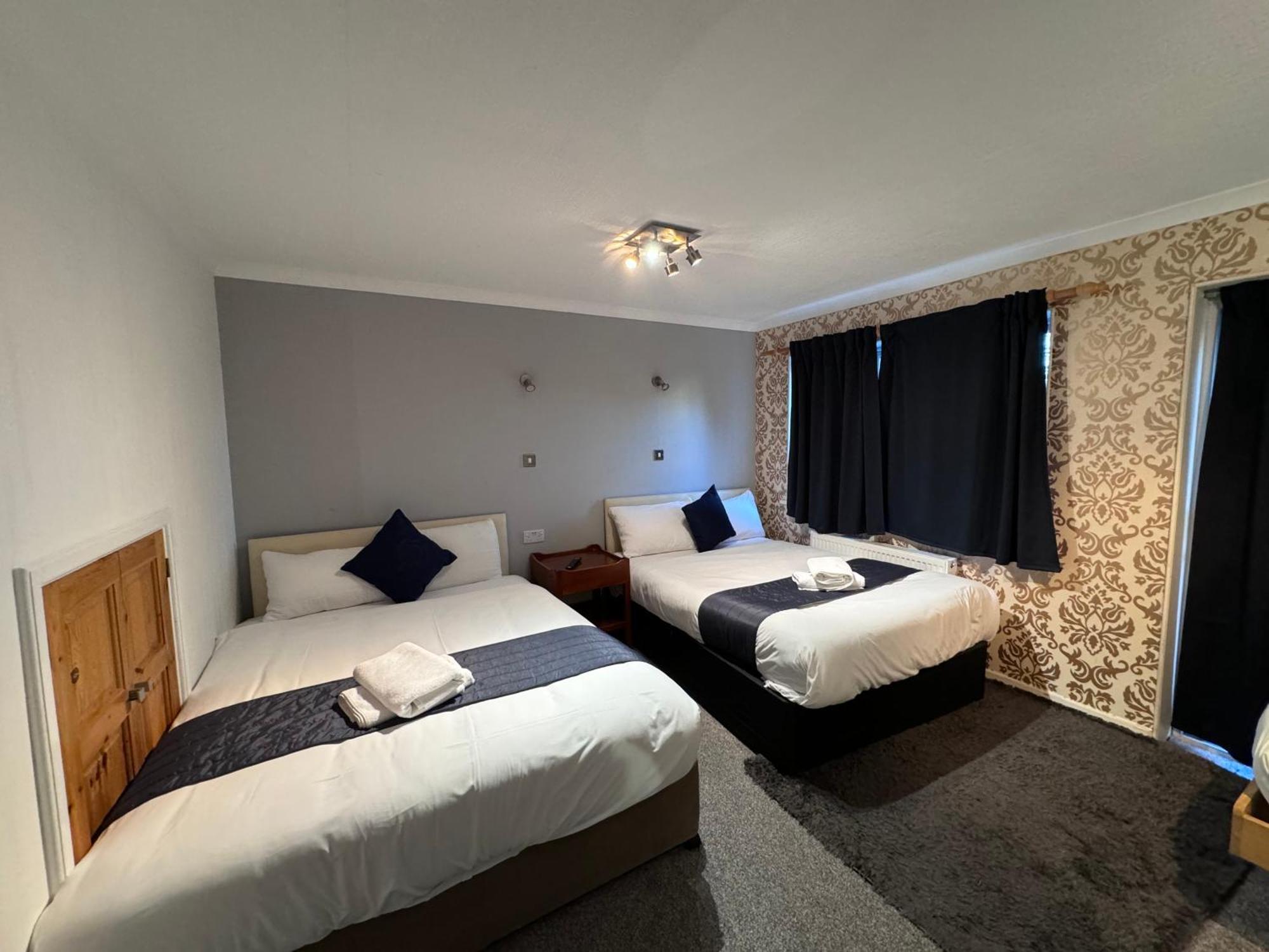 All Seasons Gatwick Guest House & Parking 홀리 외부 사진
