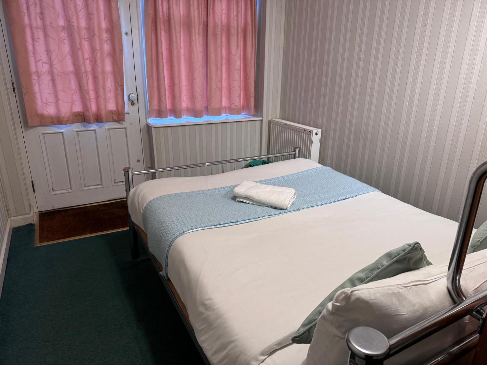 All Seasons Gatwick Guest House & Parking 홀리 외부 사진