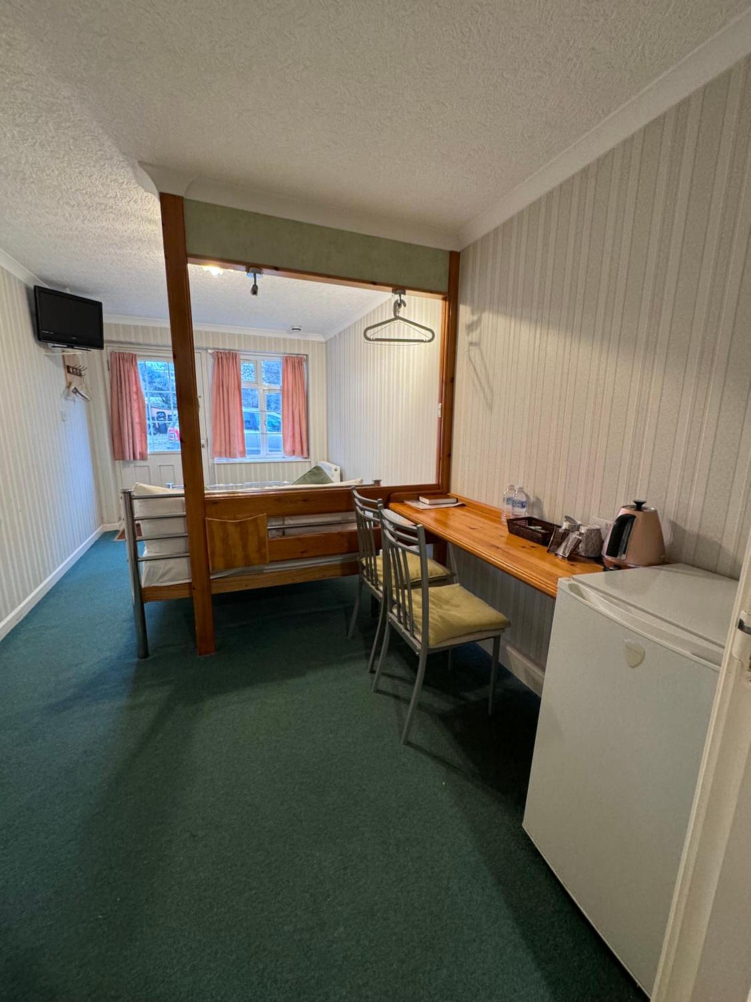 All Seasons Gatwick Guest House & Parking 홀리 외부 사진