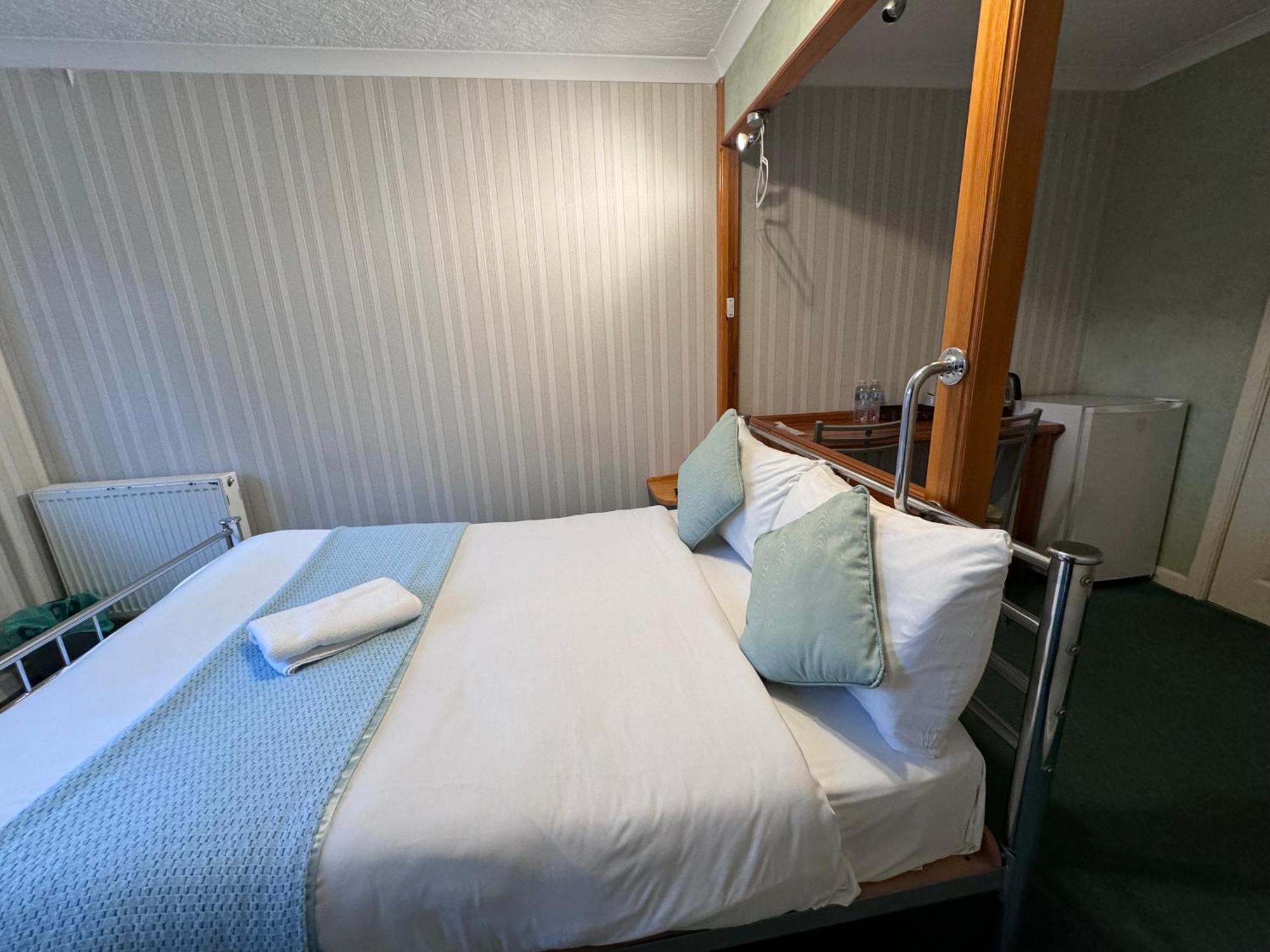 All Seasons Gatwick Guest House & Parking 홀리 외부 사진