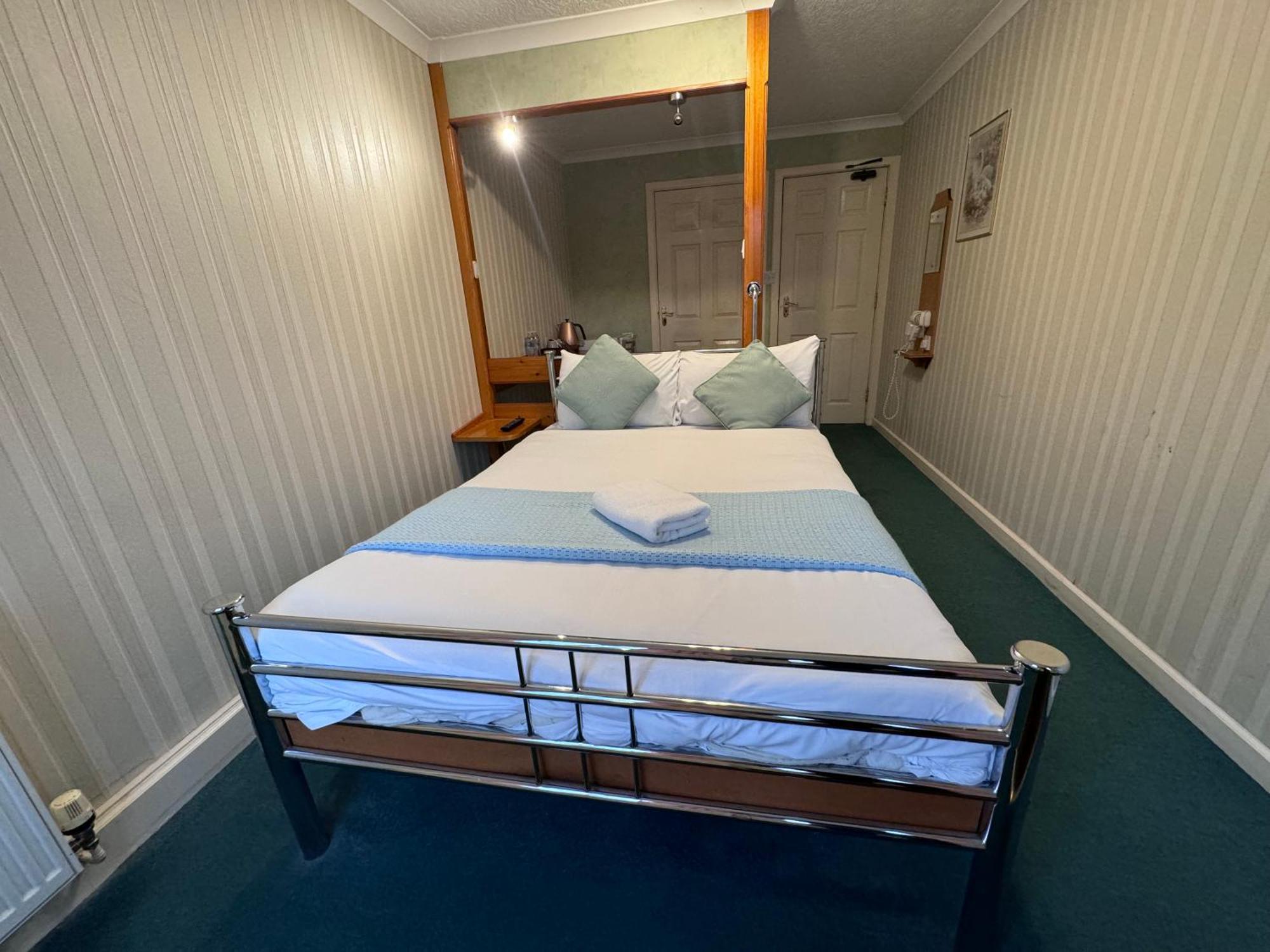 All Seasons Gatwick Guest House & Parking 홀리 외부 사진