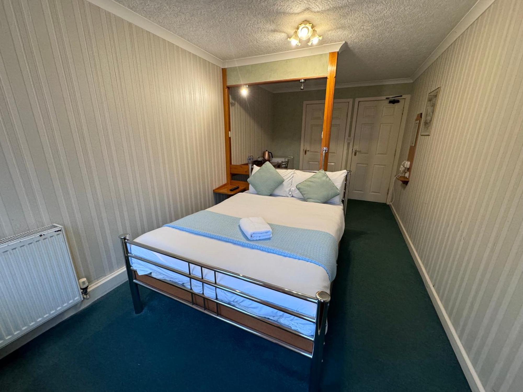 All Seasons Gatwick Guest House & Parking 홀리 외부 사진