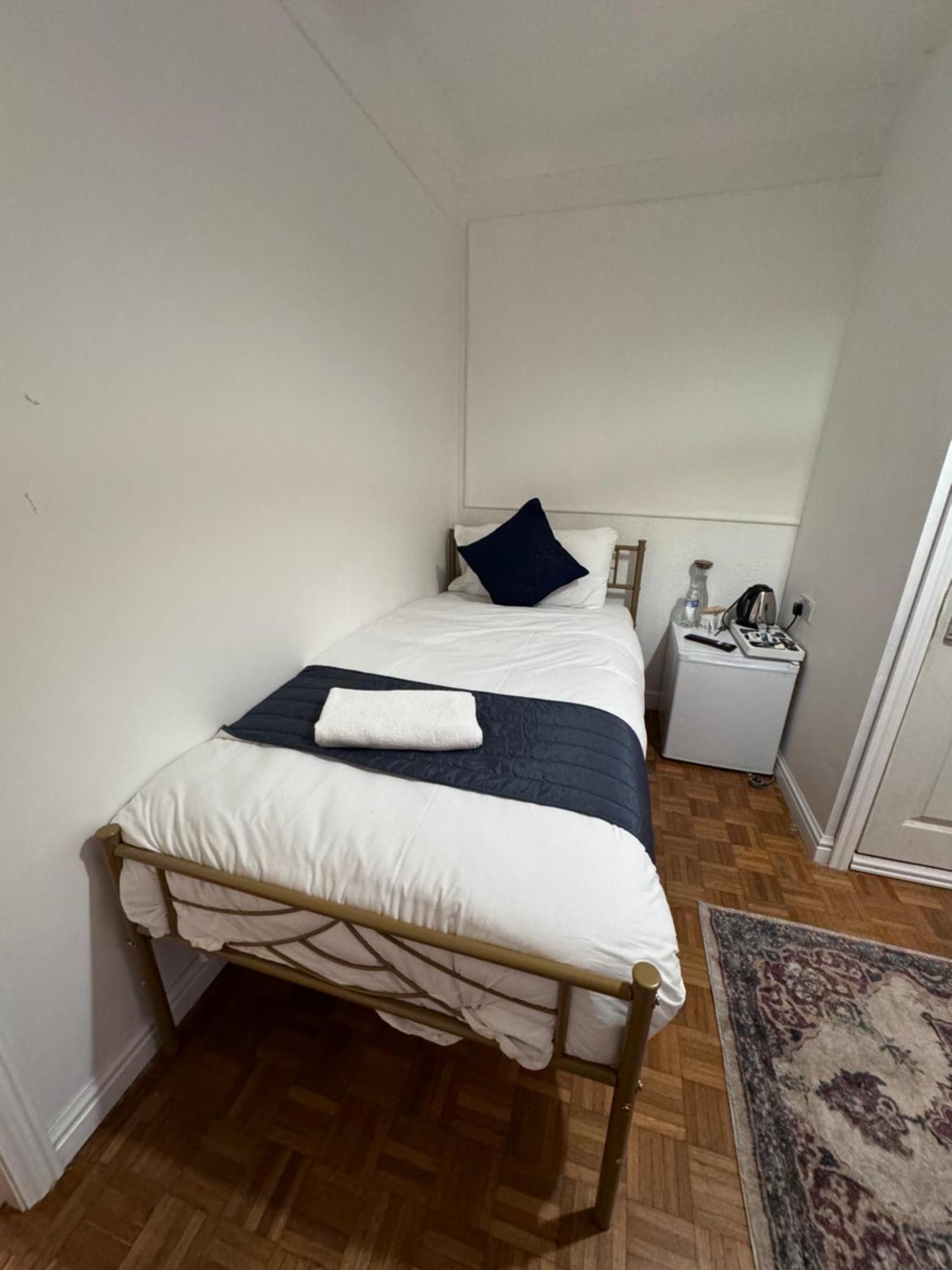 All Seasons Gatwick Guest House & Parking 홀리 외부 사진
