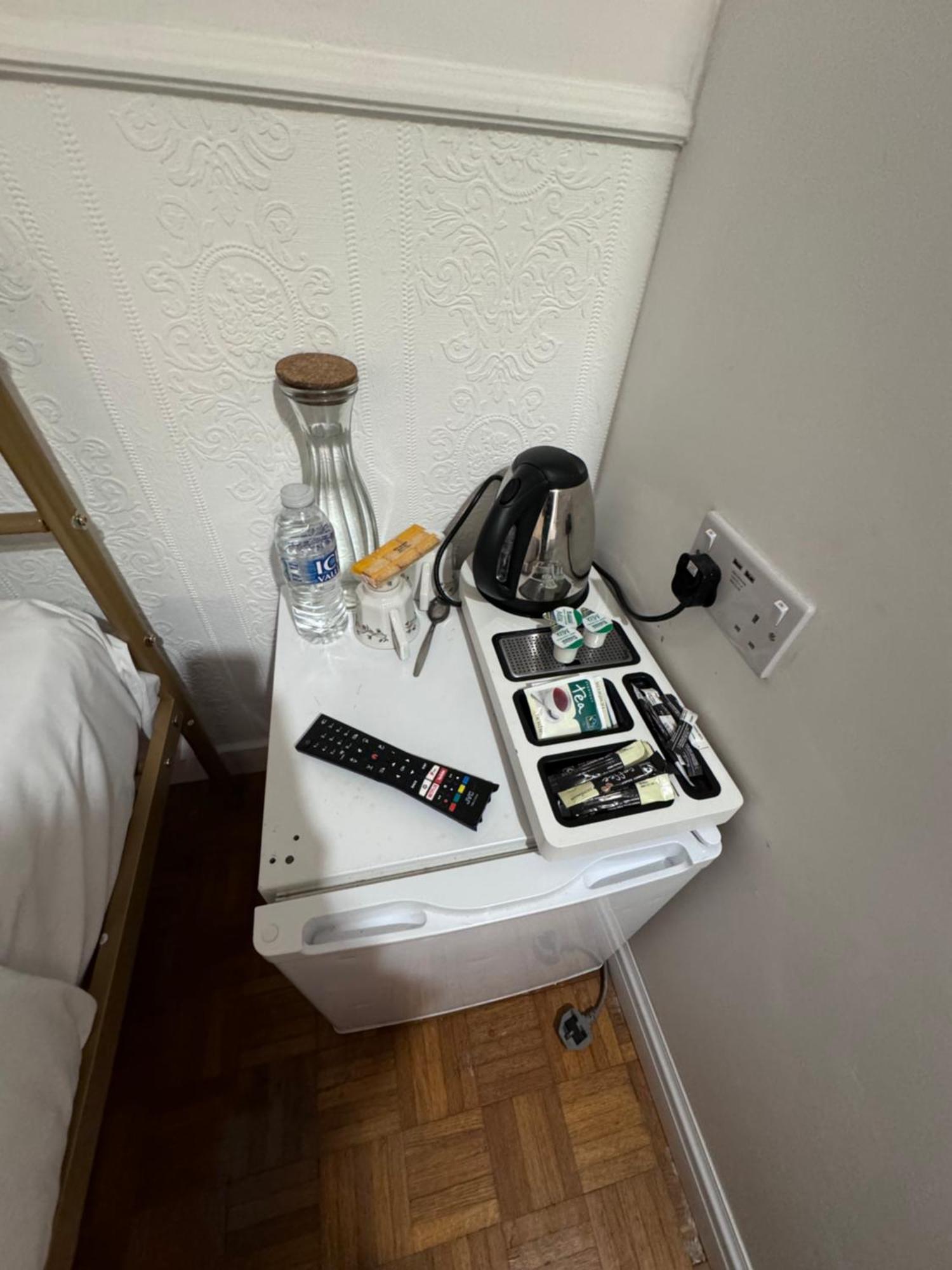 All Seasons Gatwick Guest House & Parking 홀리 외부 사진