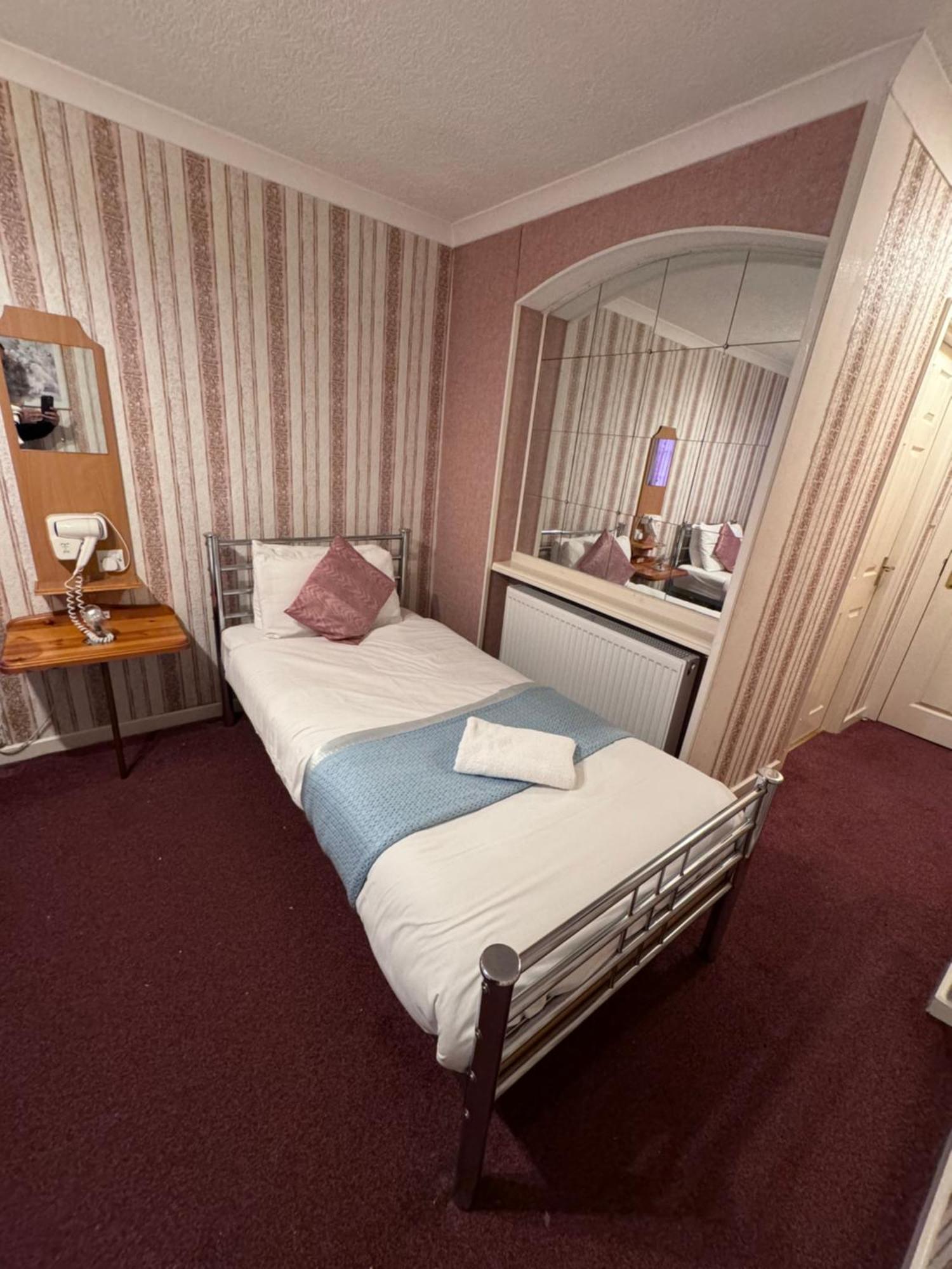All Seasons Gatwick Guest House & Parking 홀리 외부 사진