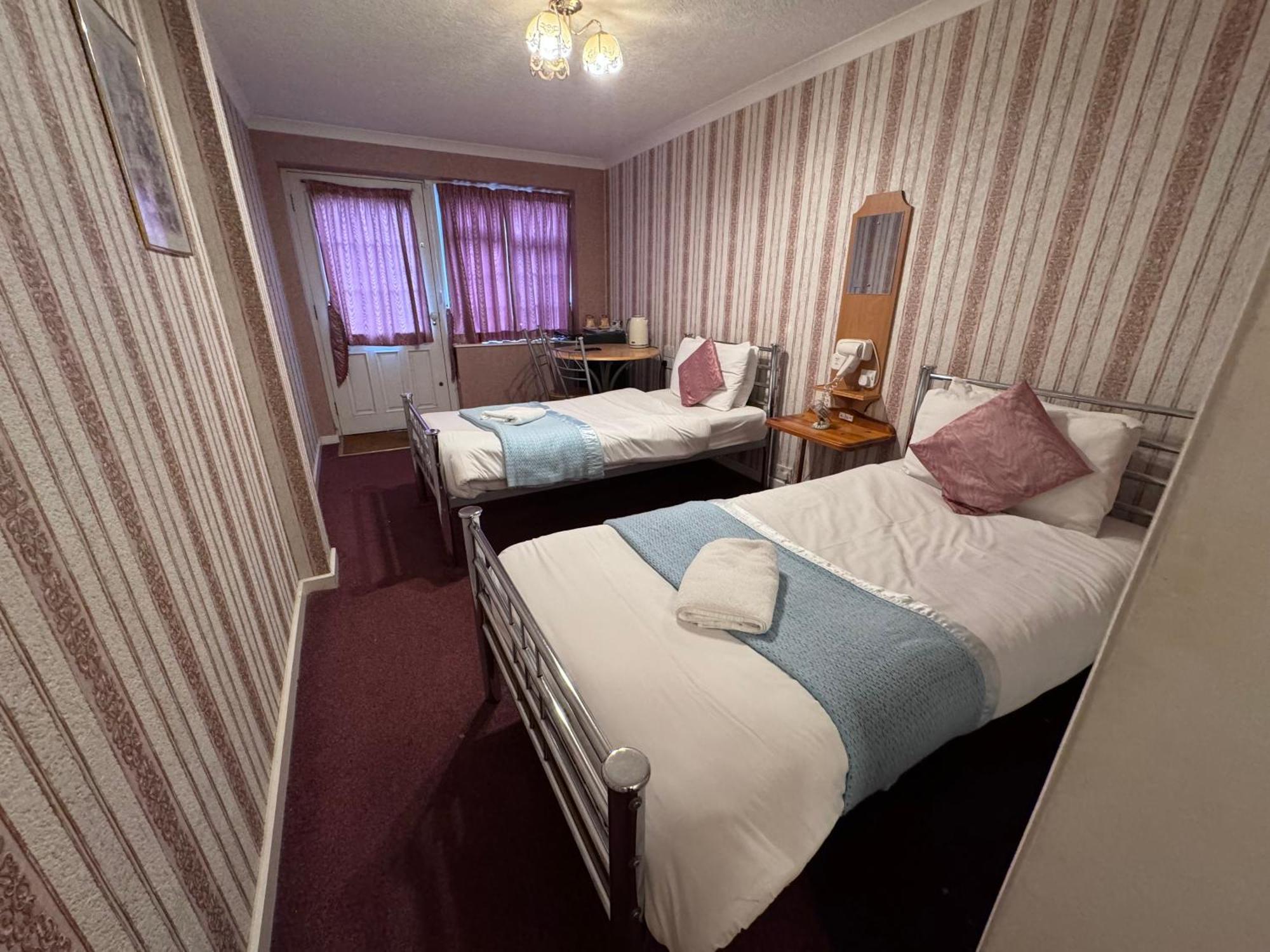 All Seasons Gatwick Guest House & Parking 홀리 외부 사진
