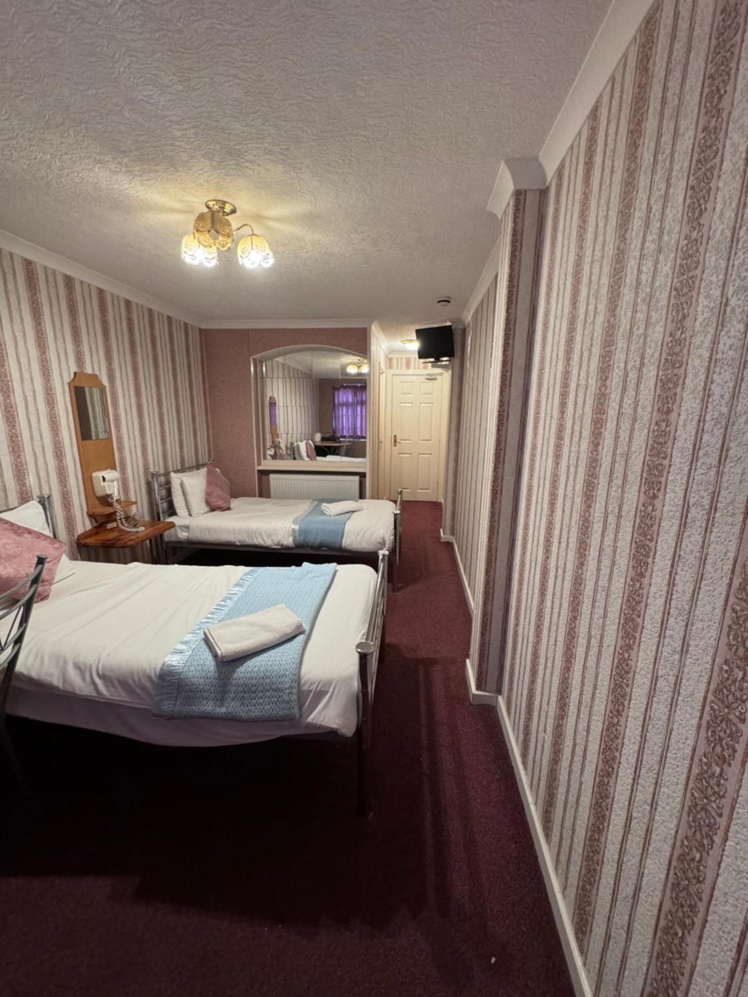 All Seasons Gatwick Guest House & Parking 홀리 외부 사진