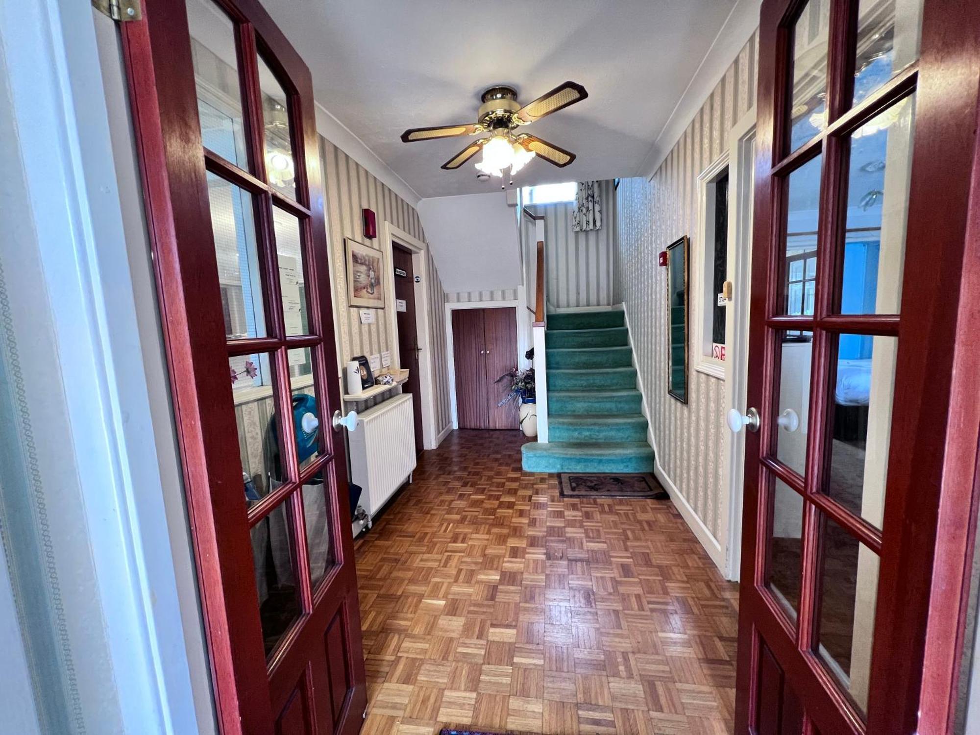All Seasons Gatwick Guest House & Parking 홀리 외부 사진