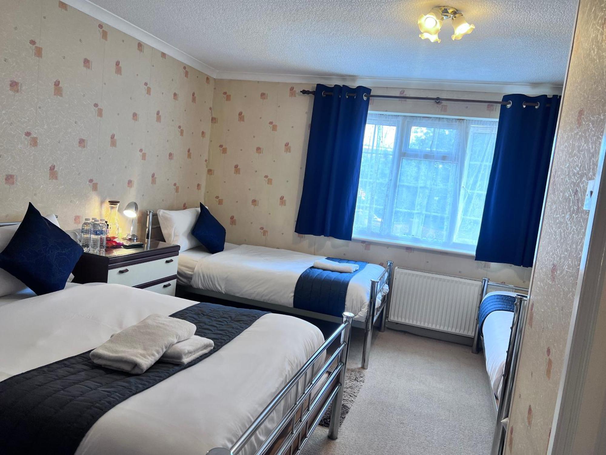 All Seasons Gatwick Guest House & Parking 홀리 외부 사진