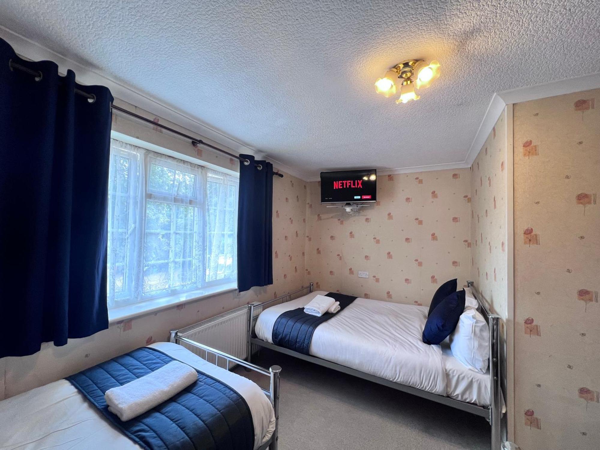 All Seasons Gatwick Guest House & Parking 홀리 외부 사진