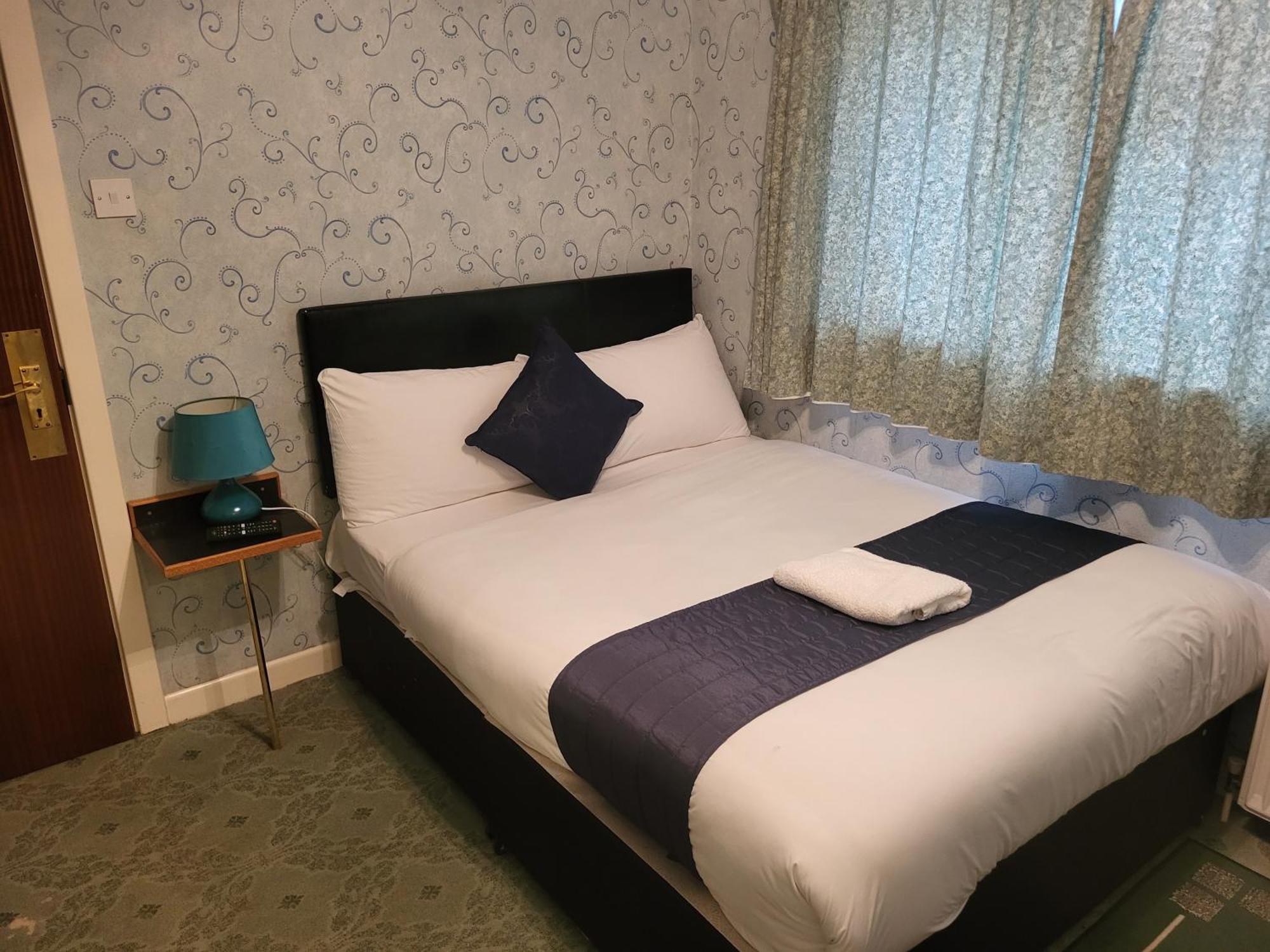 All Seasons Gatwick Guest House & Parking 홀리 외부 사진