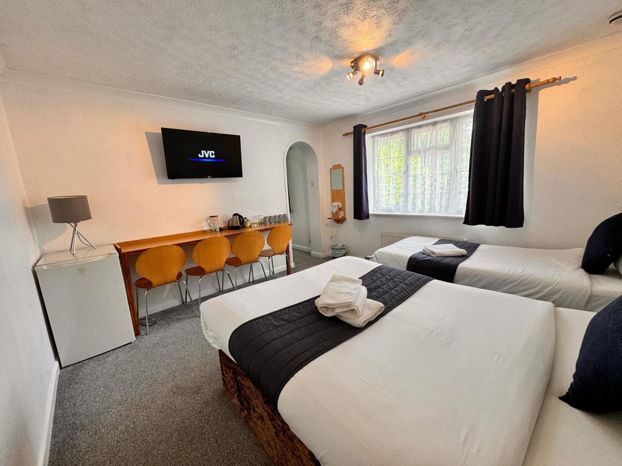 All Seasons Gatwick Guest House & Parking 홀리 외부 사진