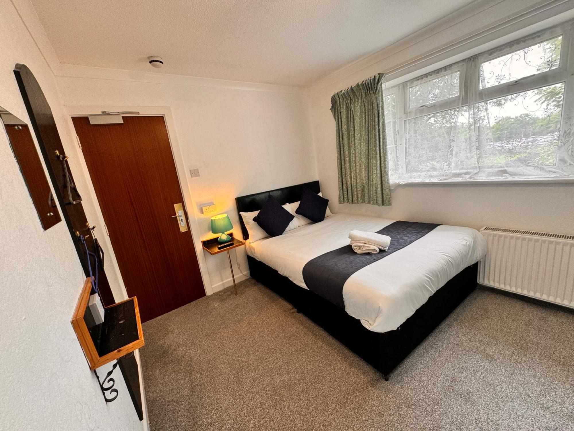 All Seasons Gatwick Guest House & Parking 홀리 외부 사진