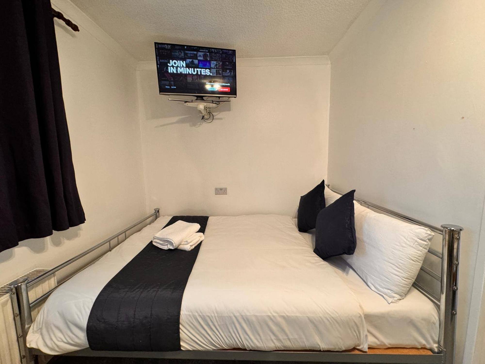 All Seasons Gatwick Guest House & Parking 홀리 외부 사진