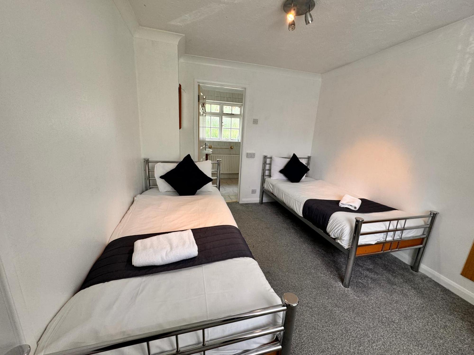 All Seasons Gatwick Guest House & Parking 홀리 외부 사진