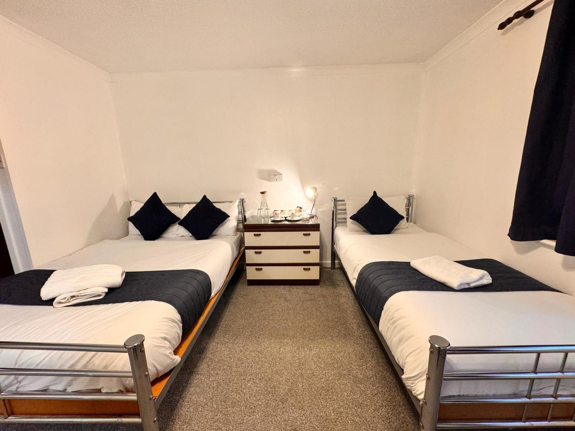 All Seasons Gatwick Guest House & Parking 홀리 외부 사진