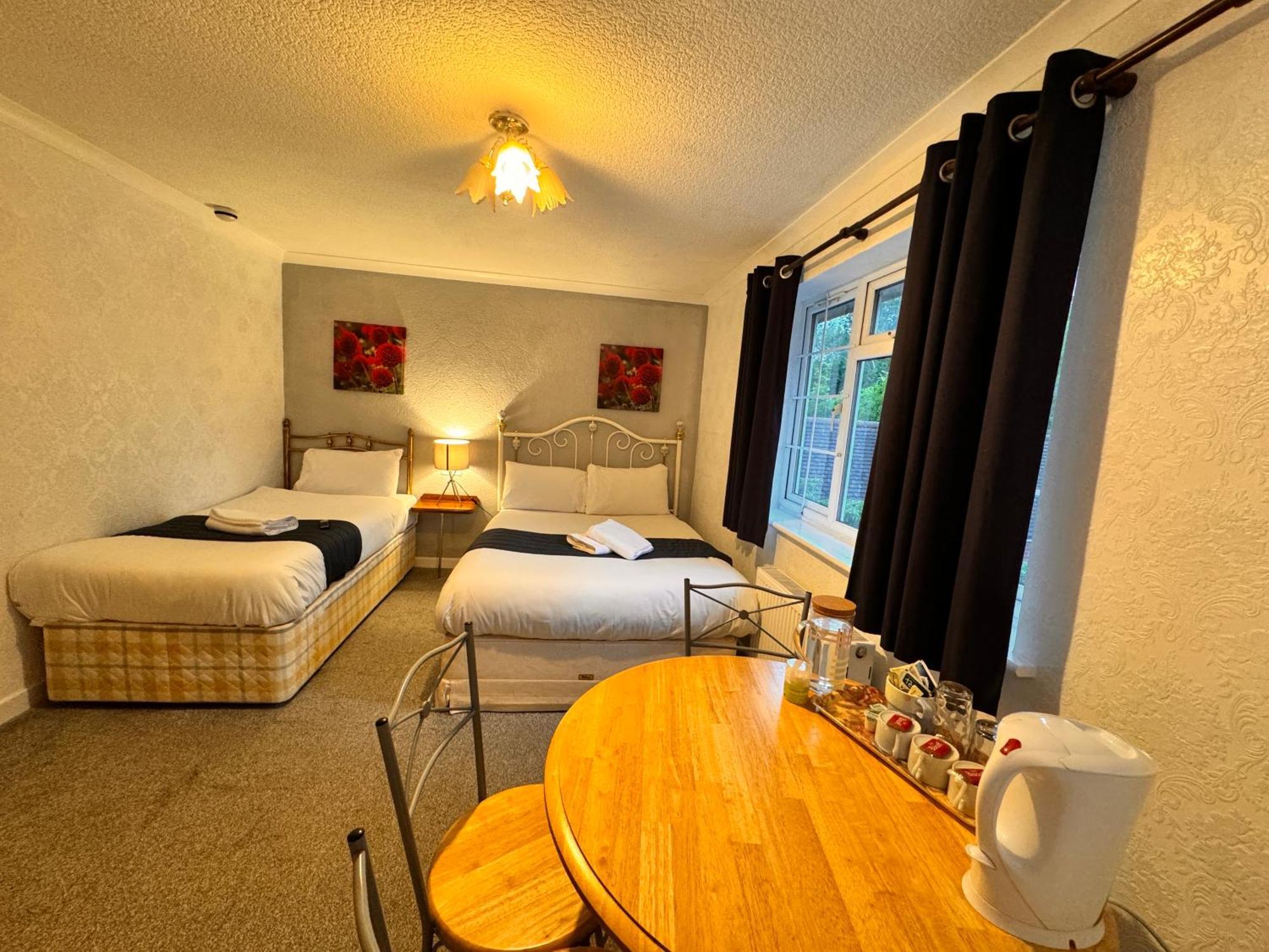 All Seasons Gatwick Guest House & Parking 홀리 외부 사진