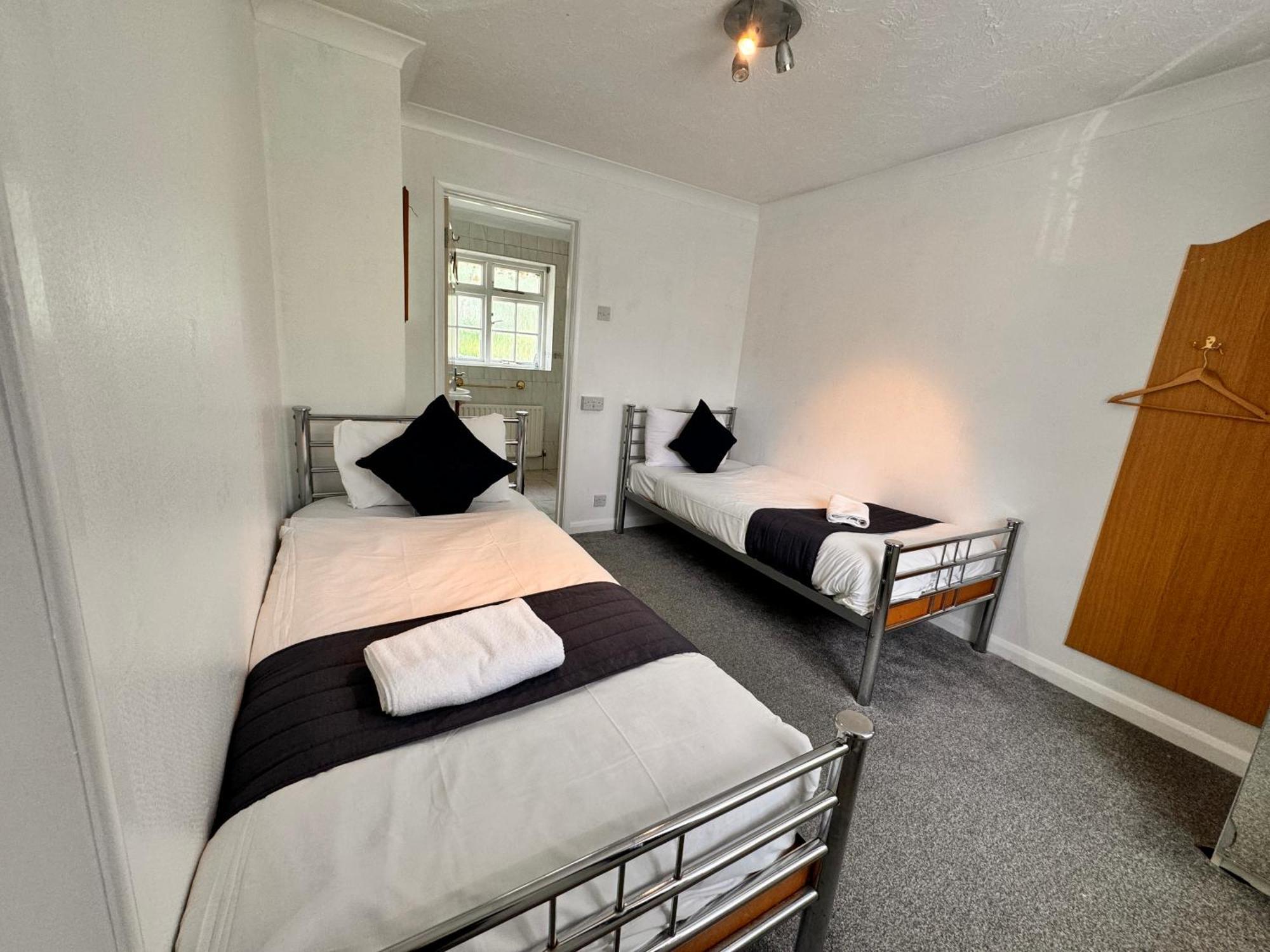 All Seasons Gatwick Guest House & Parking 홀리 외부 사진