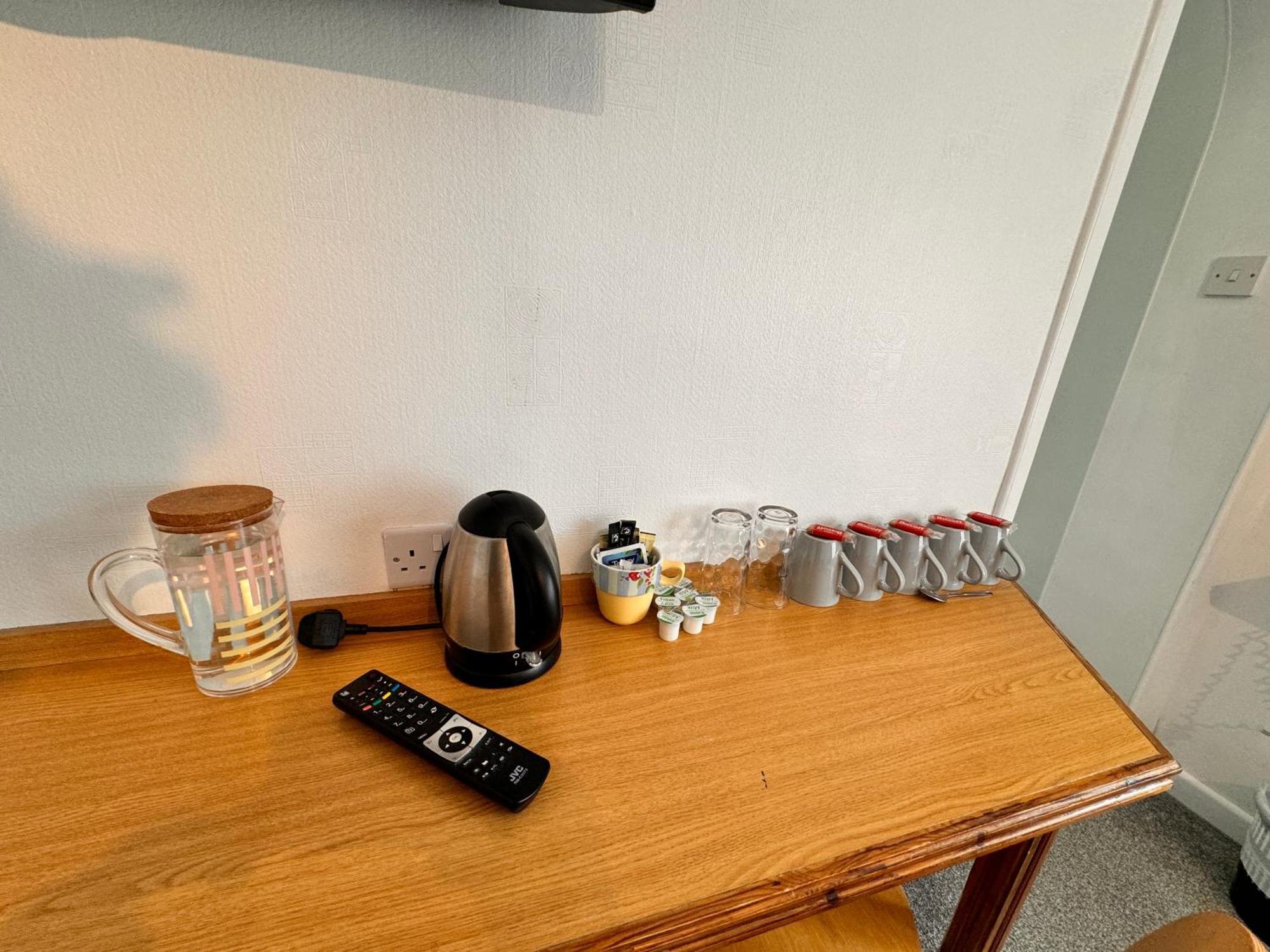 All Seasons Gatwick Guest House & Parking 홀리 외부 사진