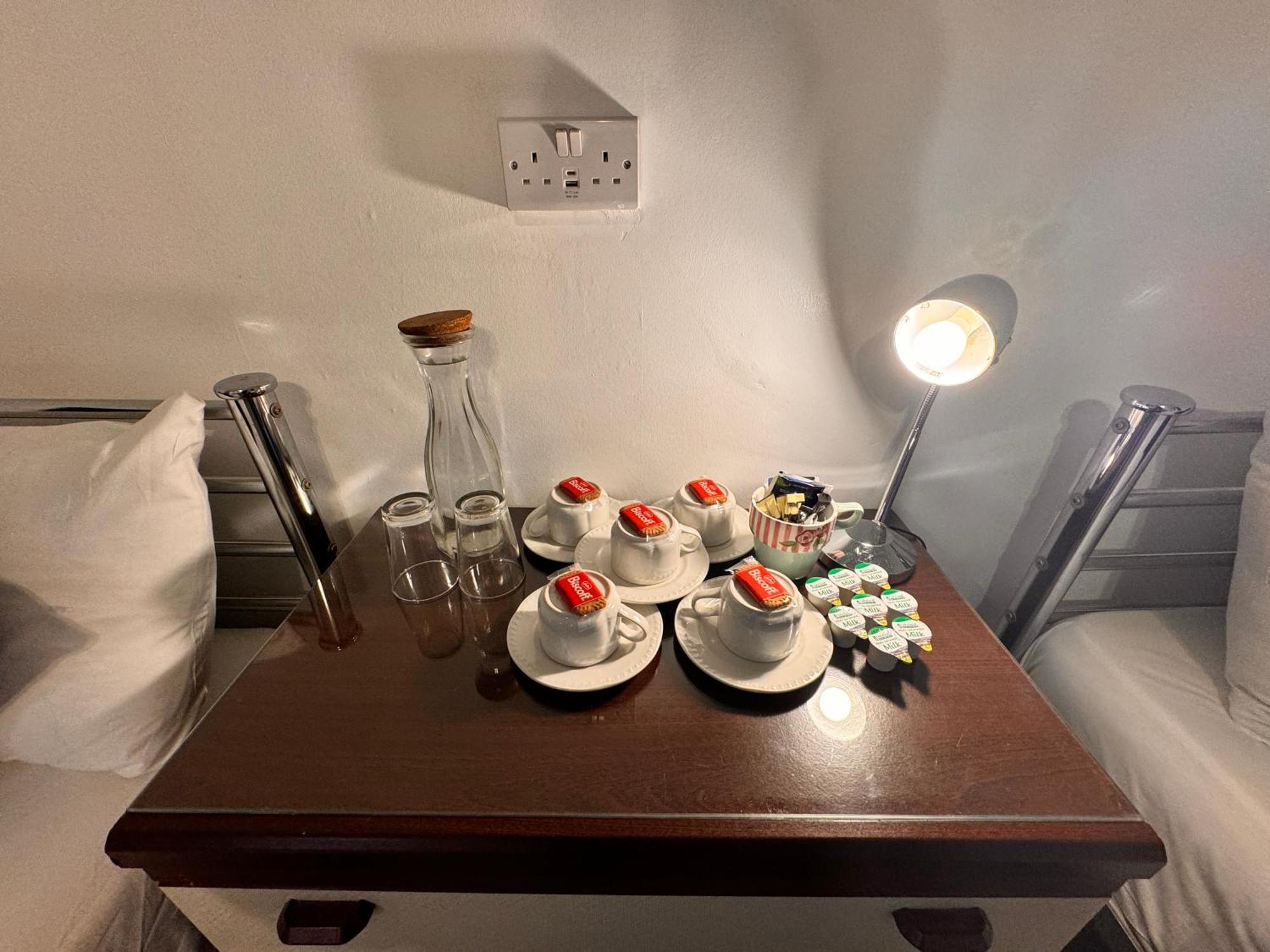 All Seasons Gatwick Guest House & Parking 홀리 외부 사진