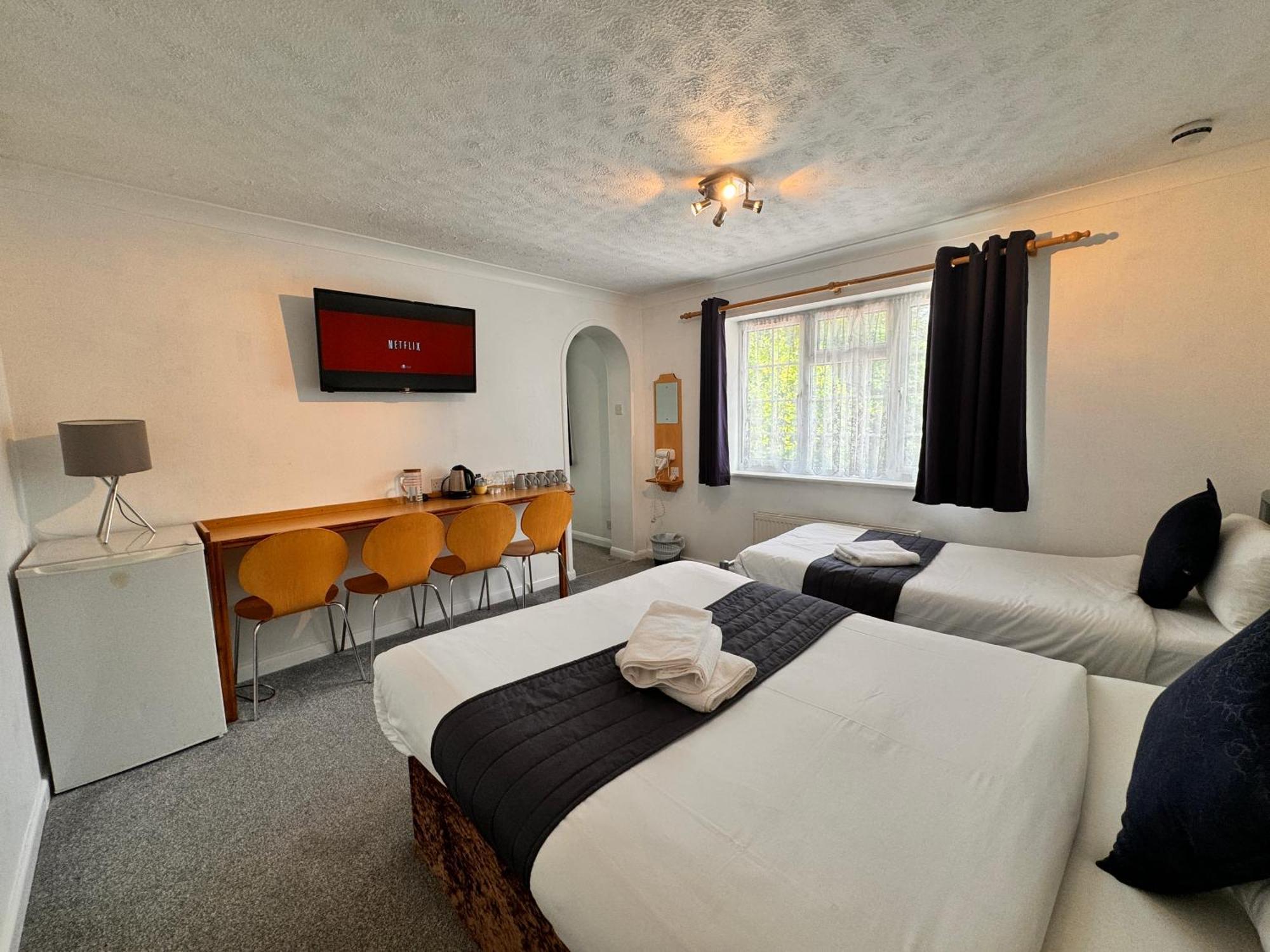 All Seasons Gatwick Guest House & Parking 홀리 외부 사진