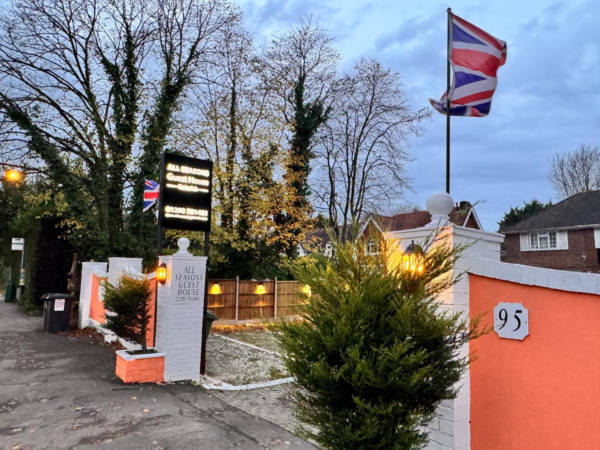 All Seasons Gatwick Guest House & Parking 홀리 외부 사진