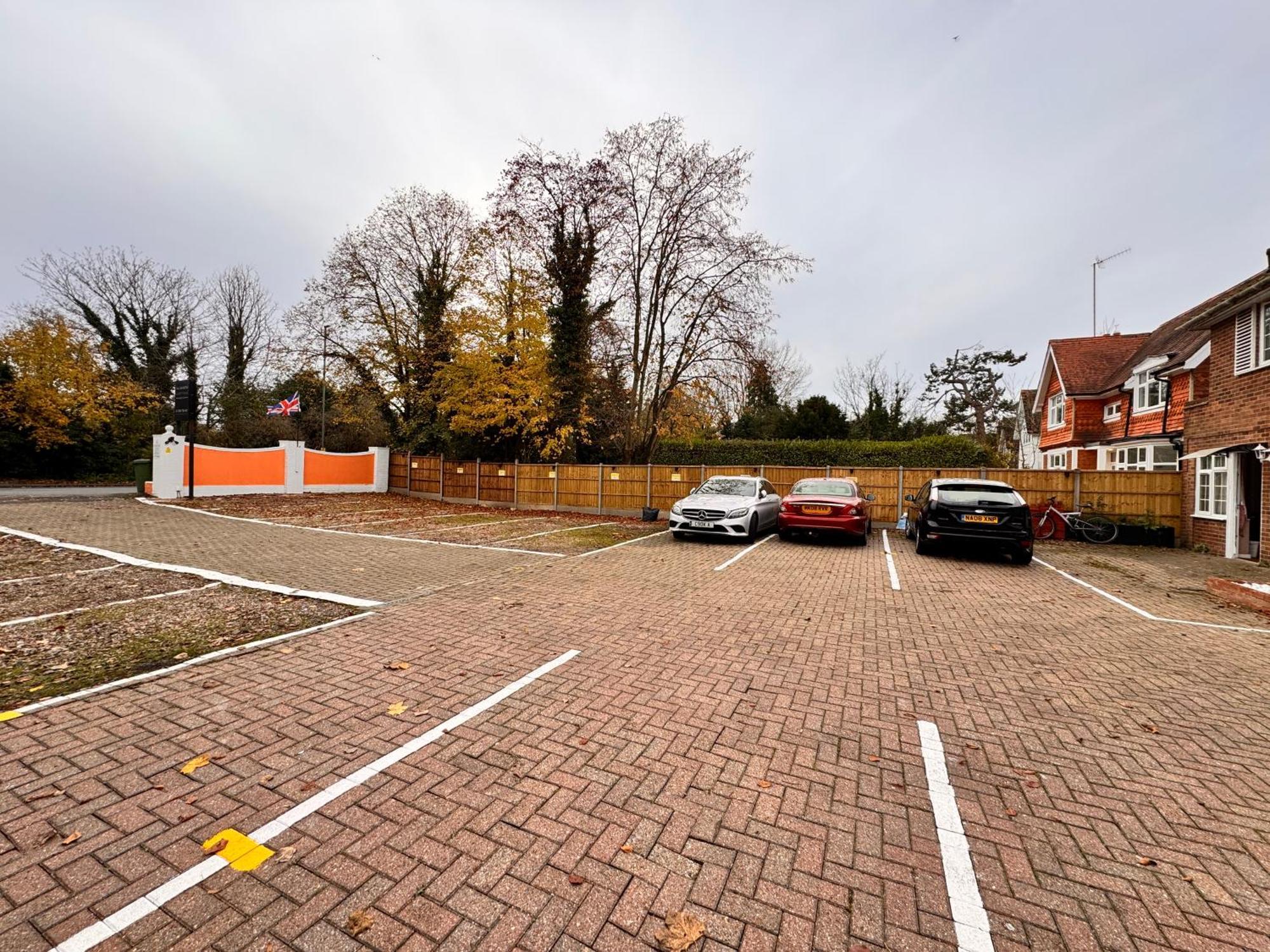 All Seasons Gatwick Guest House & Parking 홀리 외부 사진